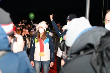 Urša Križnar, dvakratna olimpijska prvakinja v smučarskih skokih