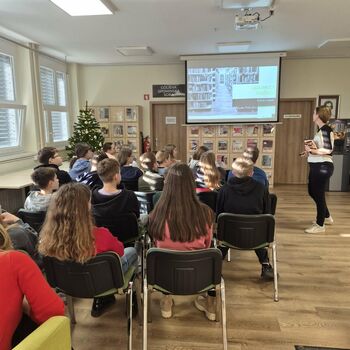Sedmošolci Temeniške in Mirnske doline na obisku v Knjižnici Pavla Golie Trebnje