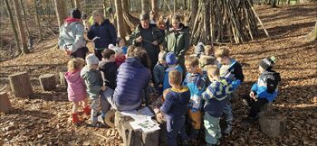 HROŠČI IN UČENCI PRVEGA RAZREDA SKUPAJ V GOZDU HROŠČI IN UČENCI PRVEGA RAZREDA SKUPAJ V GOZDU