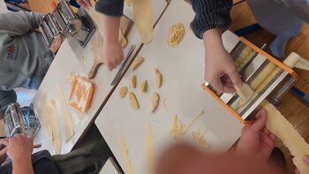 Praznični bazar na OŠ Dobrova