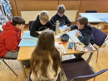 Matematična soba pobega med knjižnimi policami