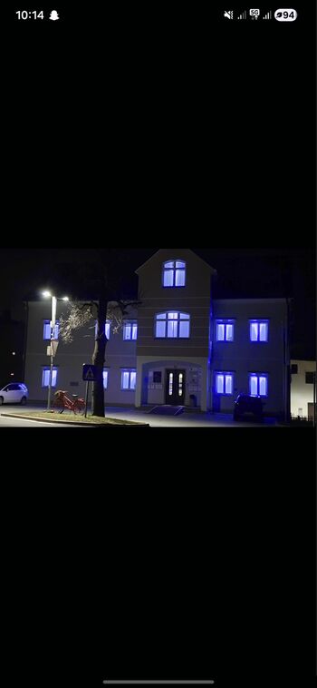 Svetovni dan sladkorne bolezni, v modro obarvana občinska stavba