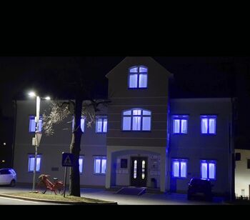 Svetovni dan sladkorne bolezni, v modro obarvana občinska stavba