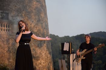 Eva Boto navdušila na Gradu Sevnica