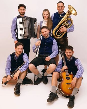 Prižig lučk v Srednji vasi z ansamblom Svizci