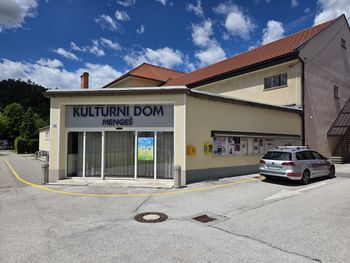 Nov defibrilator pri Kulturnem domu Mengeš za varnejšo skupnost