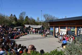 Veselo dive: Otrokom ploskala tudi prva moža občine in policije