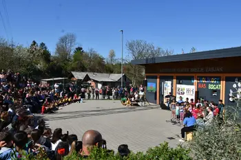 Veselo dive: Otrokom ploskala tudi prva moža občine in policije