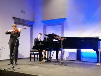 VIOLINIST MARK LEV KRAJNC NAS NAVDUŠUJE VIOLINIST MARK LEV KRAJNC NAS NAVDUŠUJE