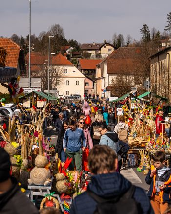 Gregorjev semenj Logatec, na dan žena 2025, oživil Logatec