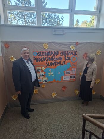  Župan Berto Menard pozdravil nastopajoče na 15. gledališkem srečanju podružničnih šol Slovenije na Vrhu Svetih Treh Kraljev