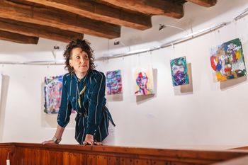 AKADEMSKA SLIKARKA NUŠA SMOLIČ JE SVOJA DELA PREDSTAVILA NA BLEJSKEM GRADU