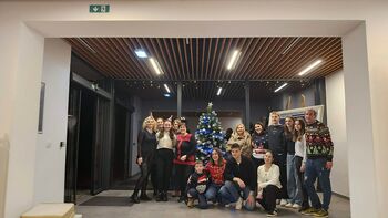 DEDEK MRAZ JE PRIŠEL MED NAS