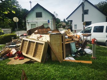 Loška zelenica postala odlagališče, šolarji pa so ostali brez postaje, kjer čakajo šolski kombi Loška zelenica postala odlagališče, šolarji pa so ostali brez postaje, kjer čakajo šolski kombi