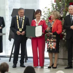 Direktorici RRA LUR mag. Lilijani Madjar sta Nagrado mesta Ljubljana izročila župan Zoran Janković in Nada Verbič, predsednica Komisije za priznanja mestnega sveta Mestne občine Ljubljana.