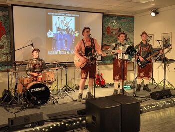 Valentinov ples in pustovanje za odrasle s koncertom skupin Nagajivi tris in Retrogruv