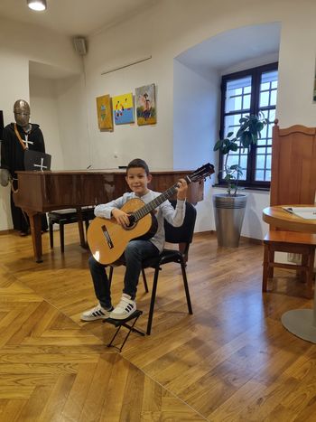 Nastop kitaristov Glasbene šole Risto Savin Žalec na gradu Komenda