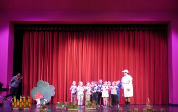 V GOZDU PRI GOSKI LUČKI TUDI OTROCI IZ VRTCA KANAL