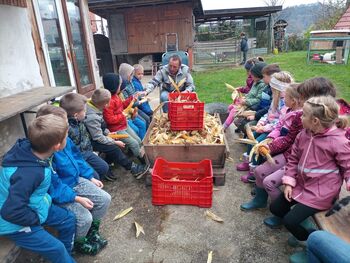 Obisk učencev POŠ Nova Cerkev na Ekološki učno-doživljajski kmetiji Preložnik Obisk učencev POŠ Nova Cerkev na Ekološki učno-doživljajski kmetiji Preložnik