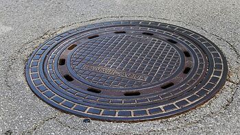 Priključitev na kanalizacijo je obvezna. Izognite se globi!