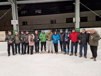 Kegljanje na ledu je združilo 27 ekip