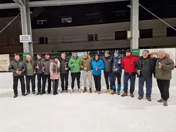 Kegljanje na ledu je združilo 27 ekip Kegljanje na ledu je združilo 27 ekip