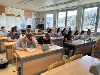 Razvojni center Srca Slovenije spodbuja povezovanje - srednješolci z Gimnazije Litija ustvarjali z rokodelko Barbaro Dacar Razvojni center Srca Slovenije spodbuja povezovanje - srednješolci z Gimnazije Litija ustvarjali z rokodelko Barbaro Dacar