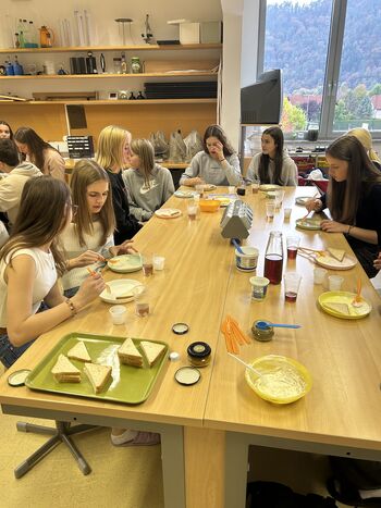 Razvojni center Srca Slovenije spodbuja povezovanje – srednješolci z Gimnazije Litija ustvarjali iz gline in spoznavali zelišča Razvojni center Srca Slovenije spodbuja povezovanje – srednješolci z Gimnazije Litija ustvarjali iz gline in spoznavali zelišča