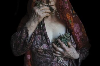 Otvoritev razstave povabljene slovenske umetnice Katje Goljat – Gledala sem, kako trava raste