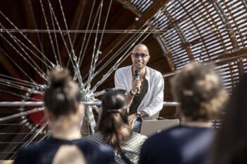 Onkraj krize: fotografija kot most k rešitvam z Stefano Carini