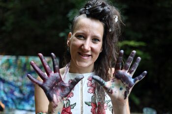 Nuša Smolič: Umetnost, ki sliši barve