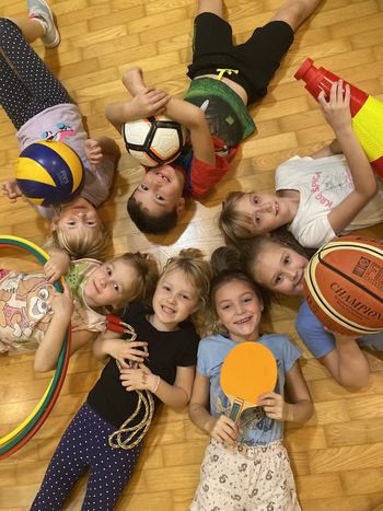 Nasmejani obrazi in igrivo športanje pri Naših Mulčkih