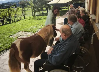 Ko nas obiščejo nasmehi, glasba in štirinožni prijatelji