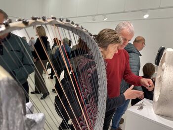 Zvok kamna – letna razstava društva Skulpte v Galeriji Kocka