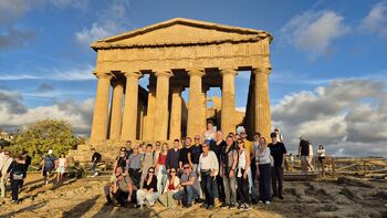 Pihalni orkester GONG osvojil Sicilijo – stoječe ovacije v Teatru Pirandello