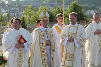 NOVOMEŠKI ŠKOF ANDREJ SAJE BLAGOSLOVIL NOVI DEL POKOPALIŠČA