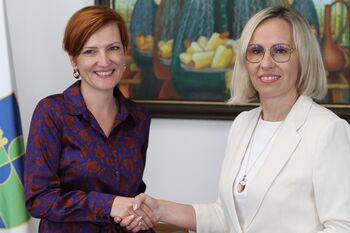 ŽUPANJA MATEJA POVHE Z MINISTRICO ZA KULTURO DR. ASTO VREČKO PODPISALA POGODBO O PRENOVI GRMADE ŽUPANJA MATEJA POVHE Z MINISTRICO ZA KULTURO DR. ASTO VREČKO PODPISALA POGODBO O PRENOVI GRMADE