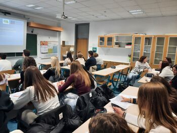 Skupaj proti prekarnosti: mladi v Ajdovščini pridobivajo ključna znanja 