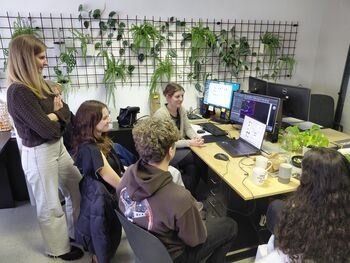 Korak v poklicni svet: učenci in dijaki v programu Senčenje na delovnem mestu spoznavali delo mentorjev Korak v poklicni svet: učenci in dijaki v programu Senčenje na delovnem mestu spoznavali delo mentorjev