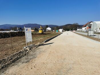 Prva dela za novo enoto Vrtca Mengeš so stekla: 11. marca postavitev temeljnega kamna