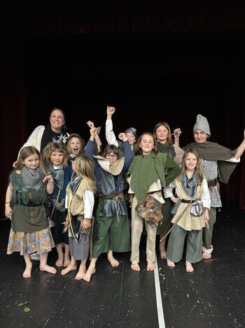 Uspešna premiera otroške gledališke skupine Kud Kamot - Ronja, razbojniška hči