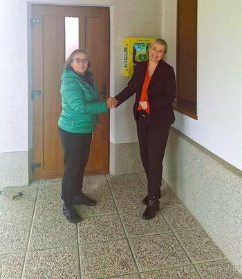 Defibrilator tudi na Srednjem Defibrilator tudi na Srednjem