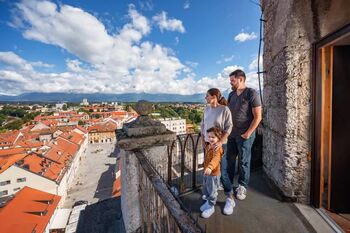 Zvonik cerkve sv. Kancijana in rovi pod starim Kranjem