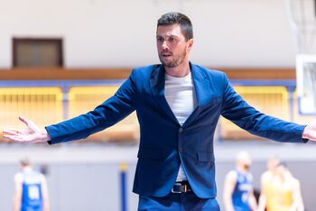 Hopsi koledarsko leto zaključili z novim trenerjem in zmago