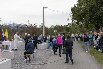 Slovesna otvoritev večnamenskega prostora s pitnikom in blagoslov kapelice Device Marije Slovesna otvoritev večnamenskega prostora s pitnikom in blagoslov kapelice Device Marije