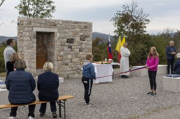 Slovesna otvoritev večnamenskega prostora s pitnikom in blagoslov kapelice Device Marije Slovesna otvoritev večnamenskega prostora s pitnikom in blagoslov kapelice Device Marije