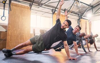 Individualizirana skupinska fitnes vadba za 4 moške med 40. in 60. letom Individualizirana skupinska fitnes vadba za 4 moške med 40. in 60. letom