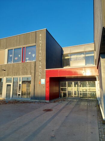 Učitelja Osnovne šole Dobrova v okviru Erasmus+ projekta "Zbudi se in beri" obiskala šolo na Norveškem