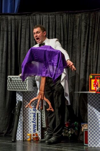 Čarodej Toni, Magični teater Bled