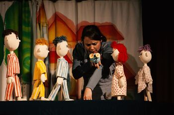 Muca Copatarica, Lutkovno gledališče Fru Fru